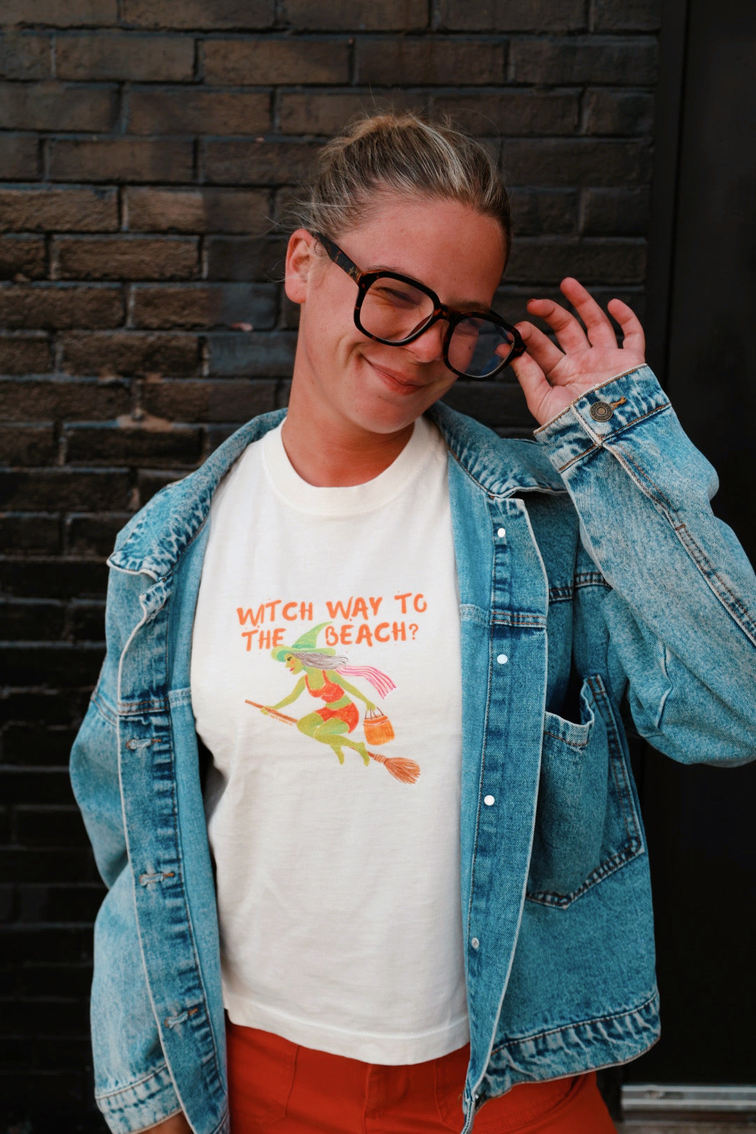 Boxy Tee Witch way to the  Beach Funny Graphic T-Shirt